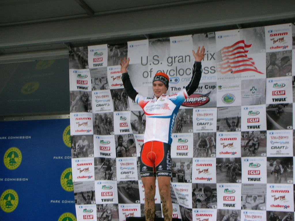 dscn8591 Chris Wallace, awards podium, leaders jersey.