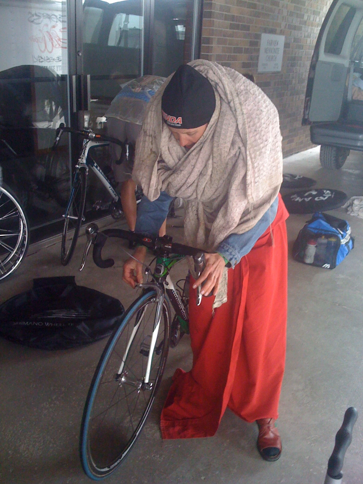 &ldquo;Bag Lady&rdquo; Catherine trying to stay warm before the race with bike blankets.