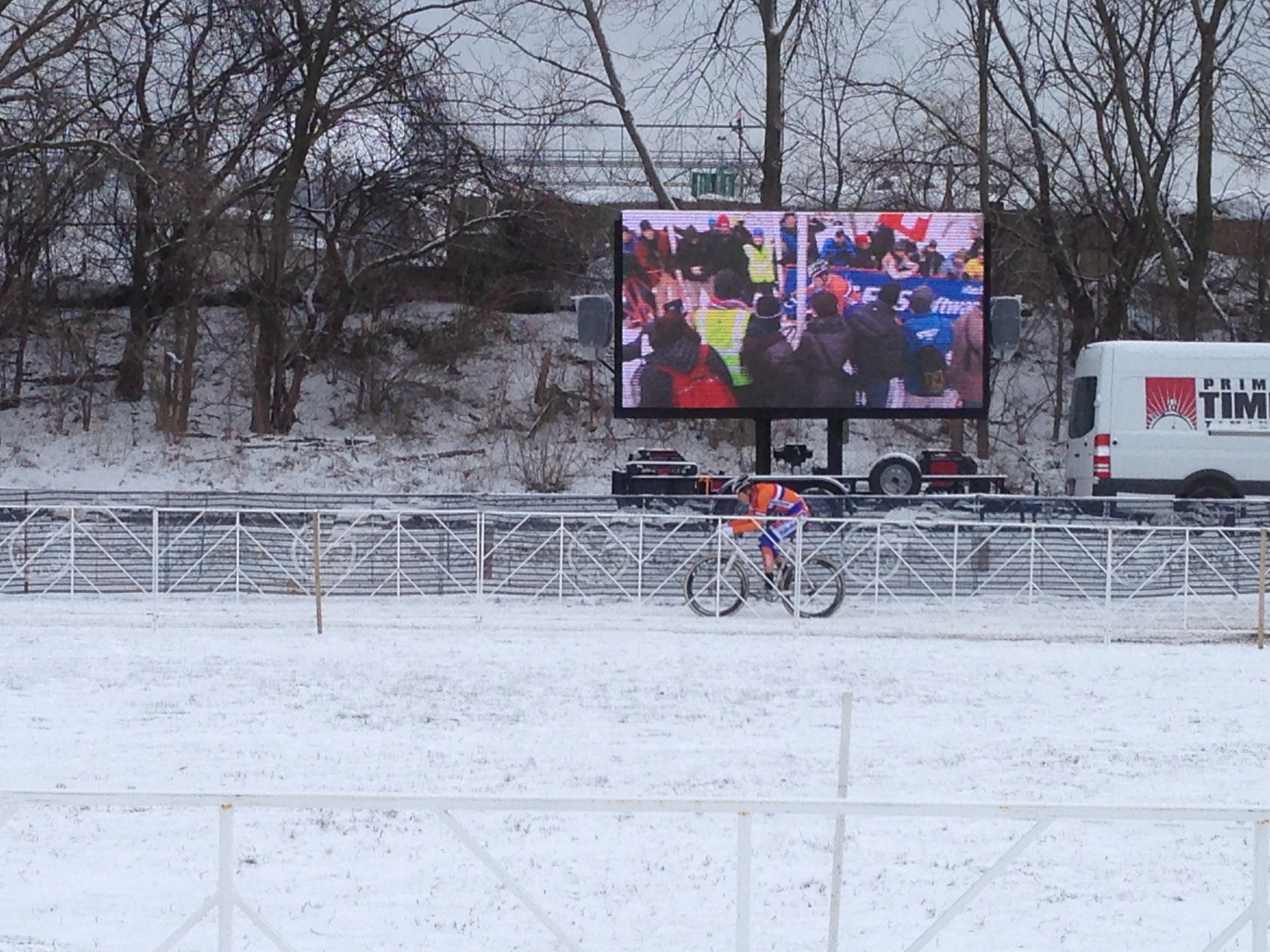 One lap to go in the women&rsquo;s race.