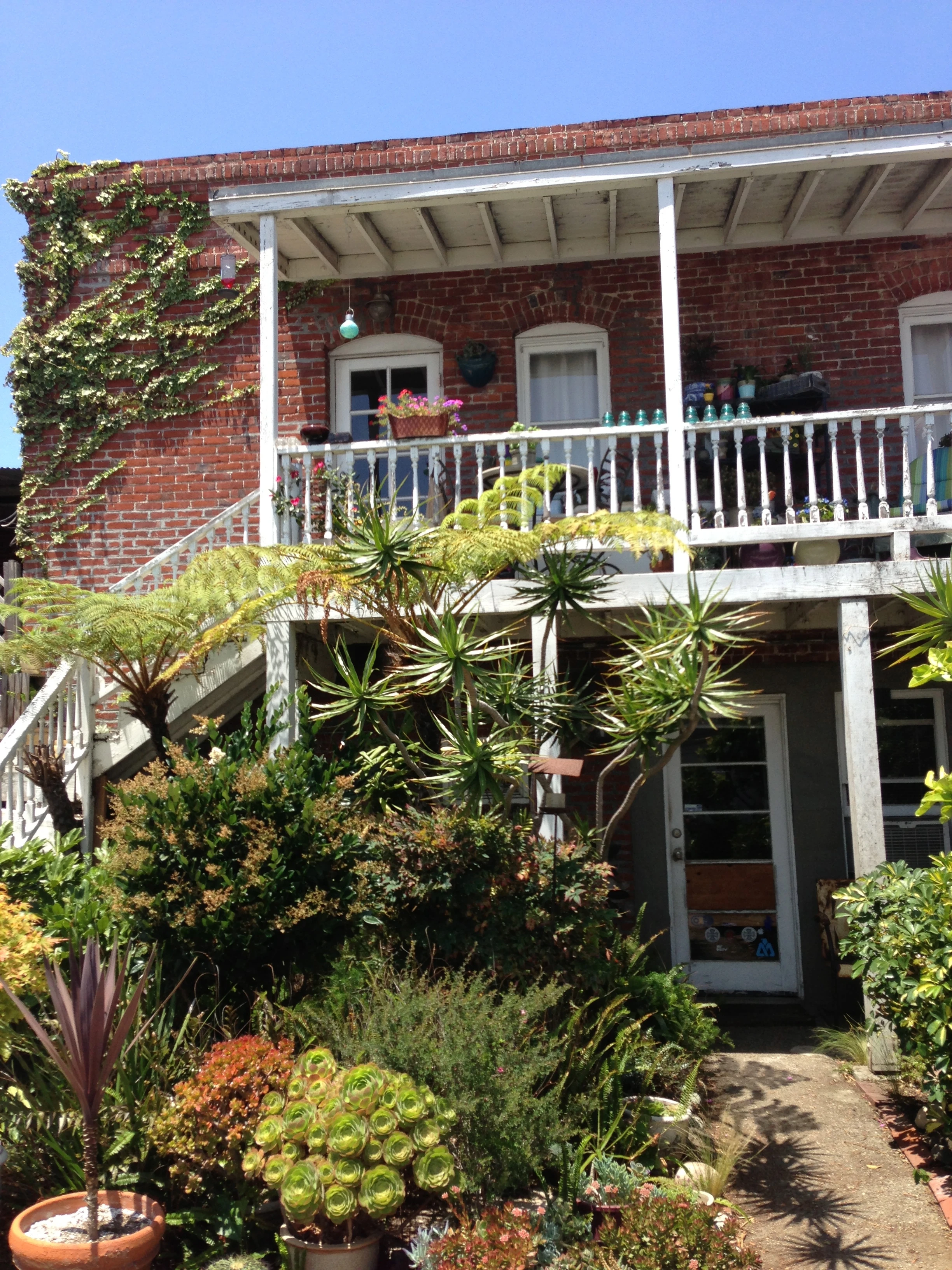We did a lap of El Segundo and this is the back of one of Ed&rsquo;s friend&rsquo;s places. It kind of looks like New Orleans.