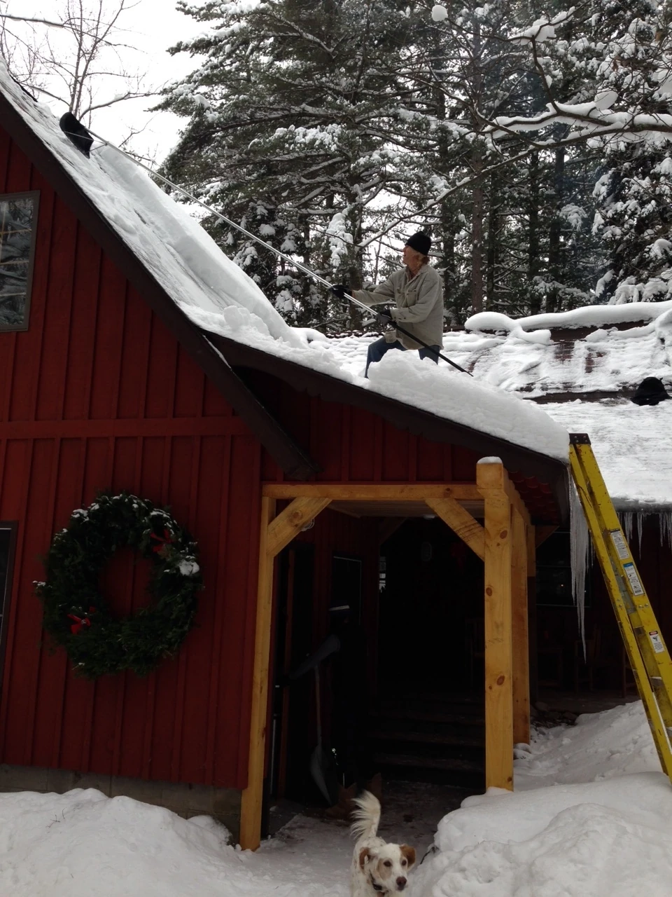 I left the snow on the eve so I didn&rsquo;t slip off when using the rake on the steeper parts.