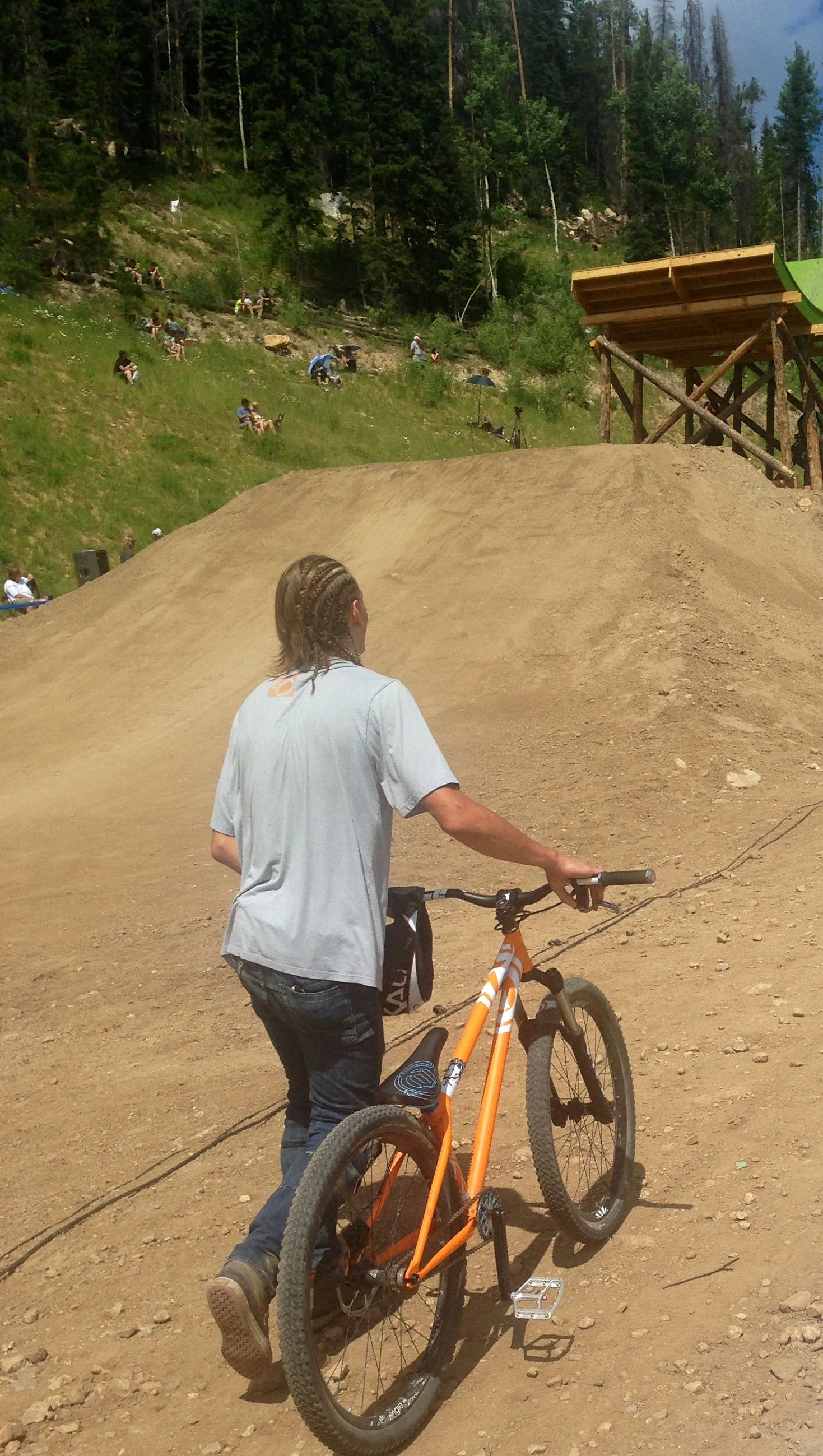 I was dressed prefectly for the Slopestyle. This was the kit of choice, jeans and a t-shirt.