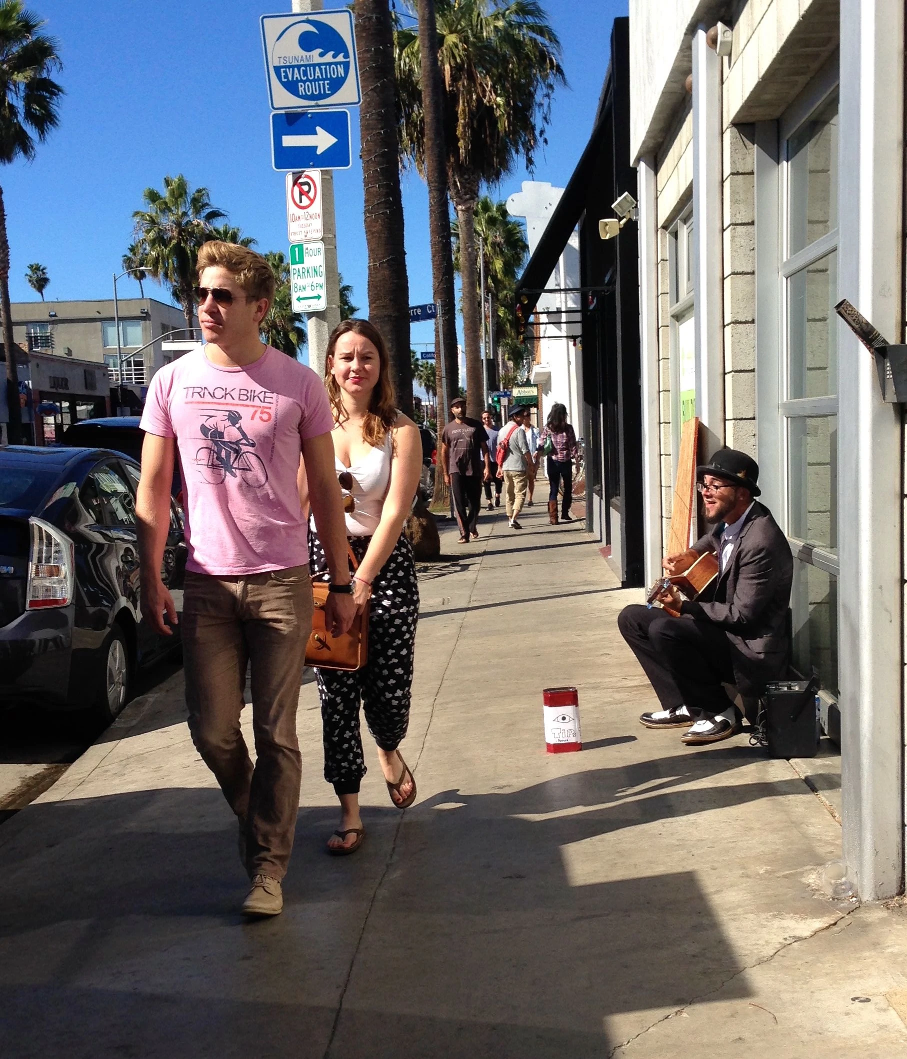 This guy was really great, singing, what seemed like, original music. Most people, like this guys, just walked by without a glance. Funny the guy is wearing a cycling t-shirt.