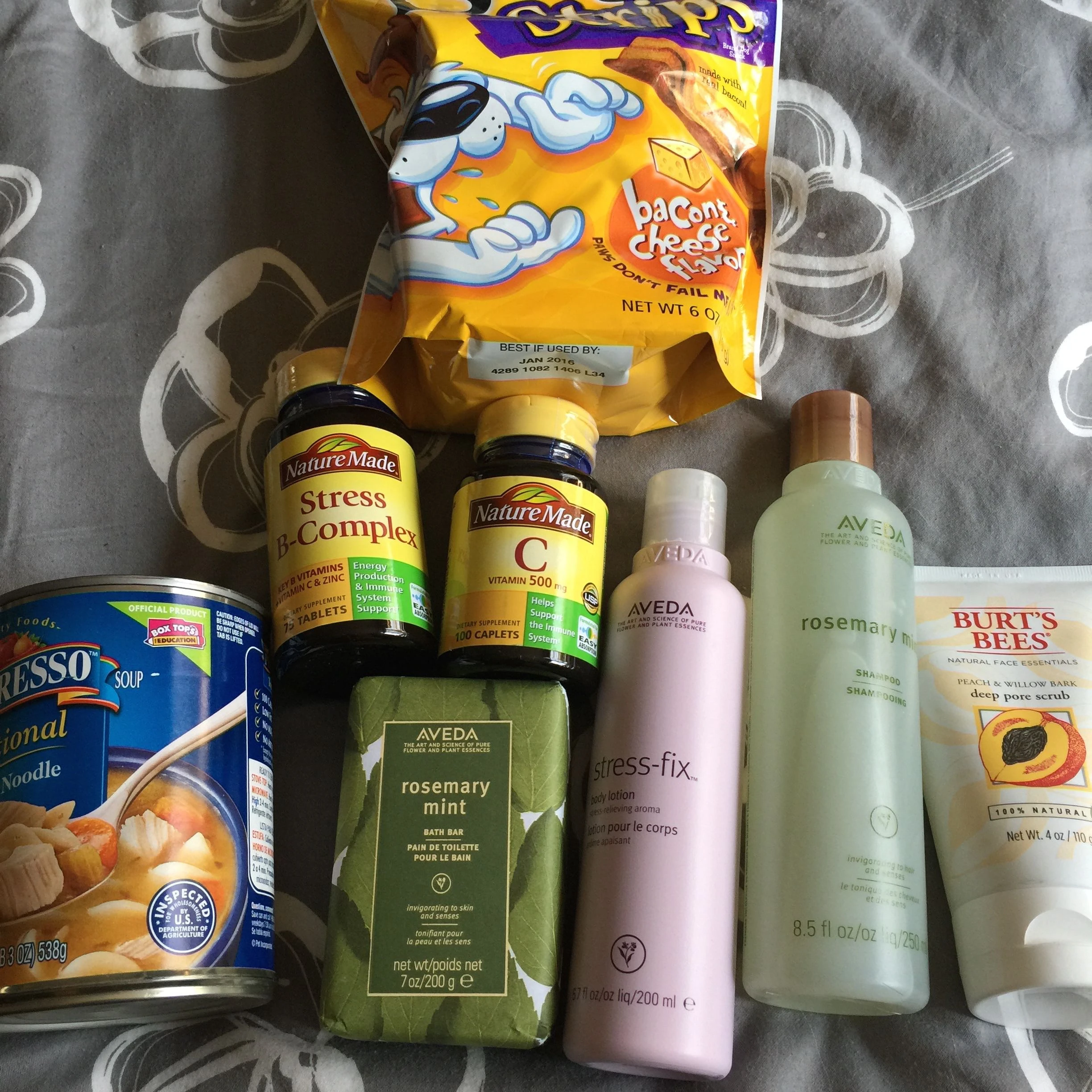 I got a box, from my friend Stacie, a last weekend. Chicken noodle soup and stress relieving stuff for me. Treats from Bromont. Super thoughful.