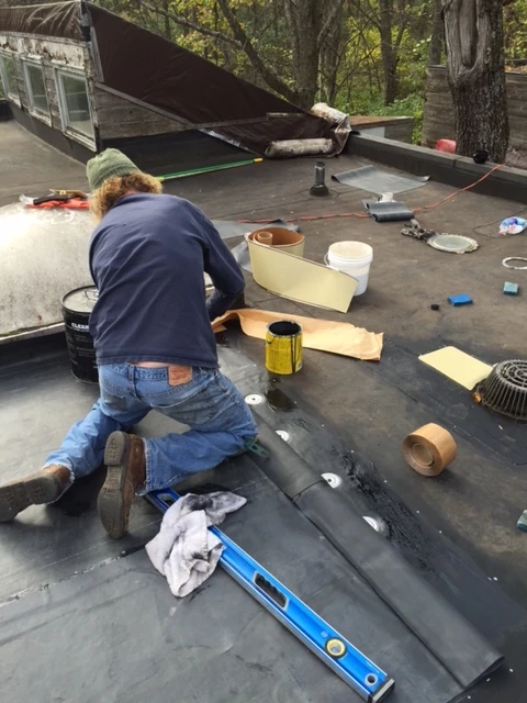 Seaing the seams after glueing the rubber.