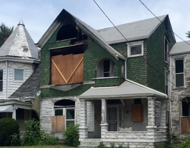 Riding for Shawnee Park to Cherokee is pretty sketchy. Some of the most beautiful old houses are really hurtin&rsquo;.