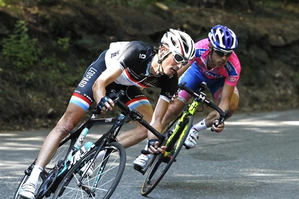 Here’s Andy in perfect Andy form. Check out his head position. And how it is different than Cunego’s. Plus, he has a ton of front brake on when his wheel is already committed to the corner. Man, no wonder he can’t descend worth a shit.