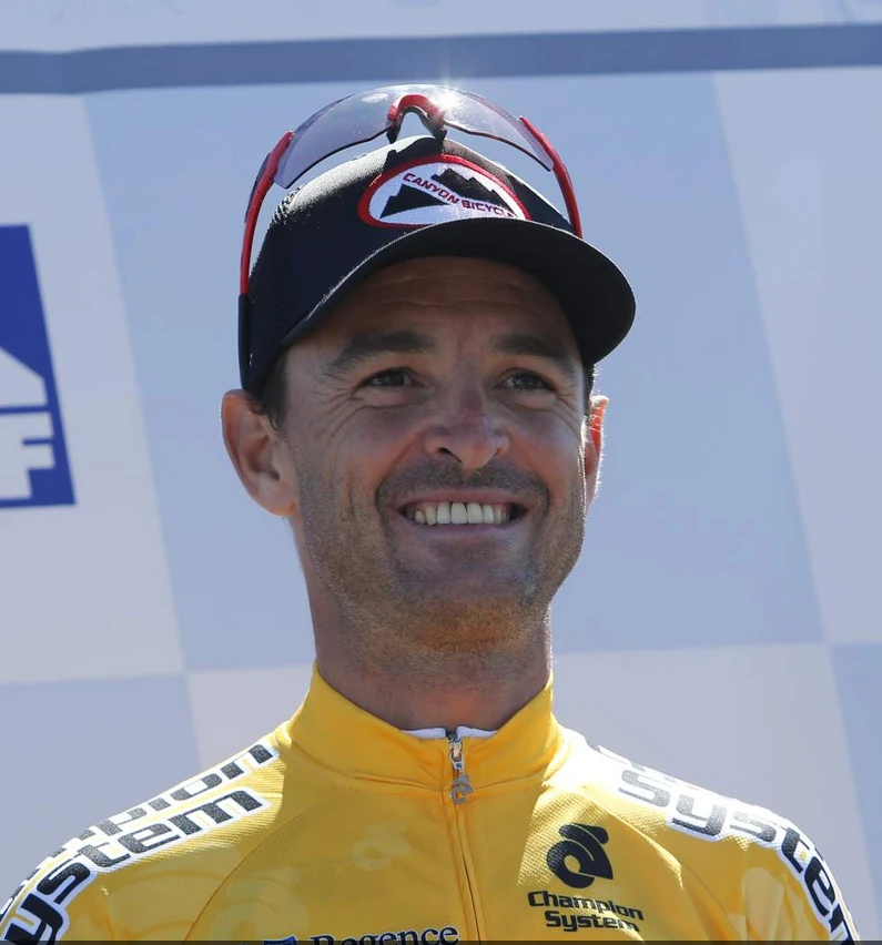 Francisco all smiles in his leader’s jersey.