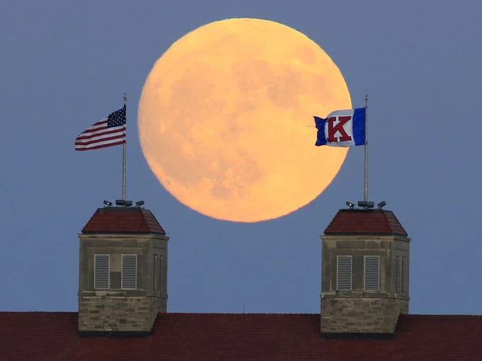 I hope you had a chance to see the supermoon. It was amazing.